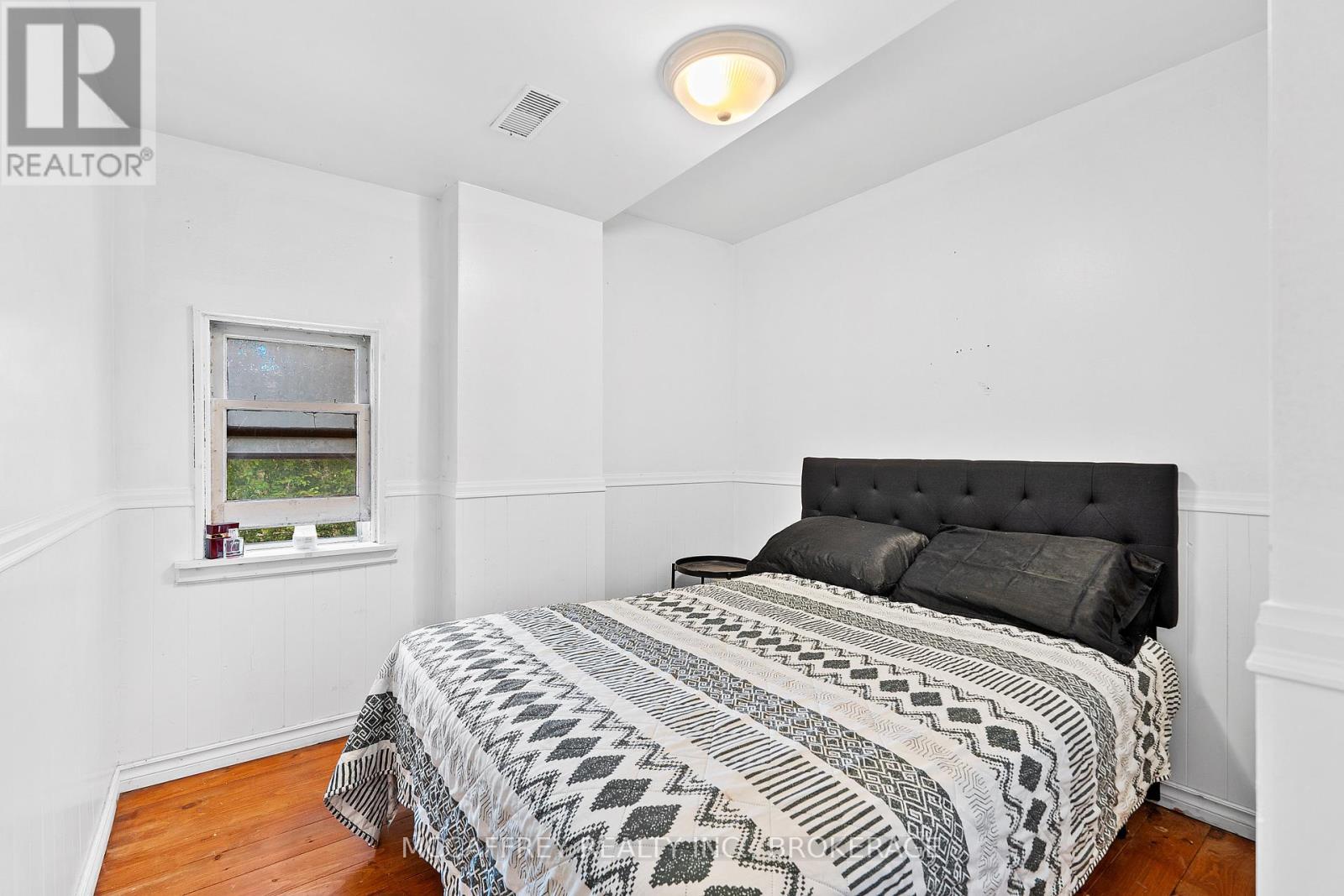 110 Adelaide Street, Front Of Leeds & Seeleys Bay, ON - Indoor Photo Showing Bedroom