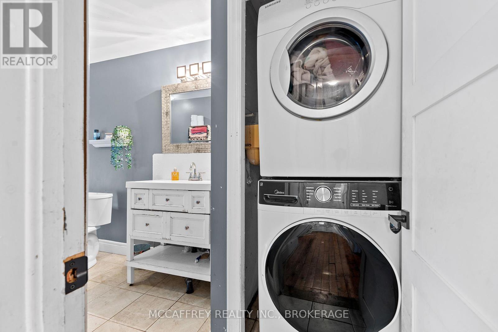 110 Adelaide Street, Front Of Leeds & Seeleys Bay, ON - Indoor Photo Showing Laundry Room