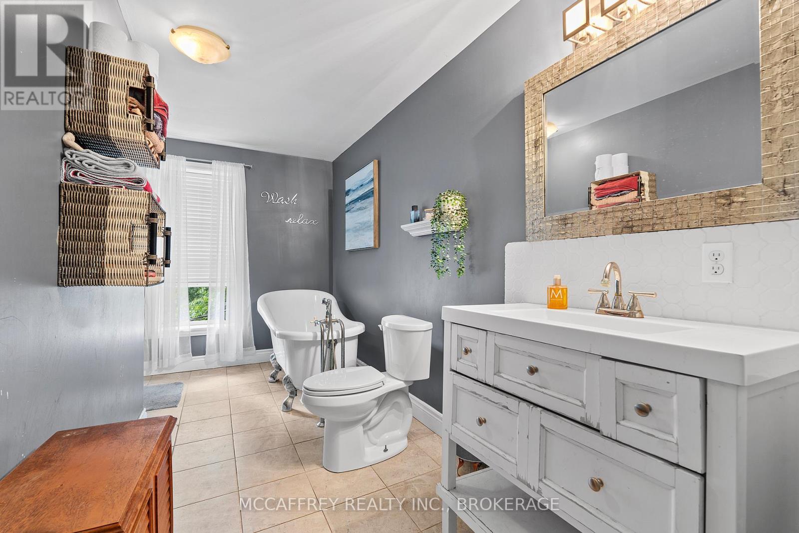 110 Adelaide Street, Front Of Leeds & Seeleys Bay, ON - Indoor Photo Showing Bathroom