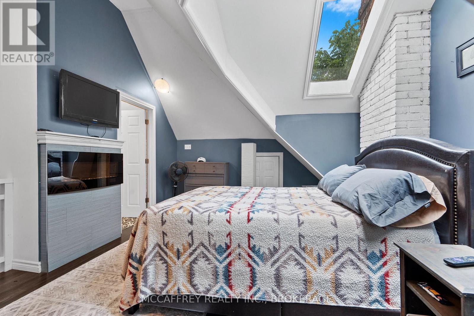 110 Adelaide Street, Front Of Leeds & Seeleys Bay, ON - Indoor Photo Showing Bedroom