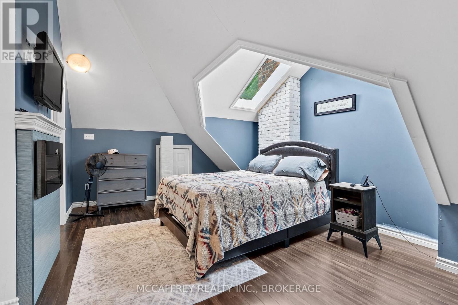 110 Adelaide Street, Front Of Leeds & Seeleys Bay, ON - Indoor Photo Showing Bedroom