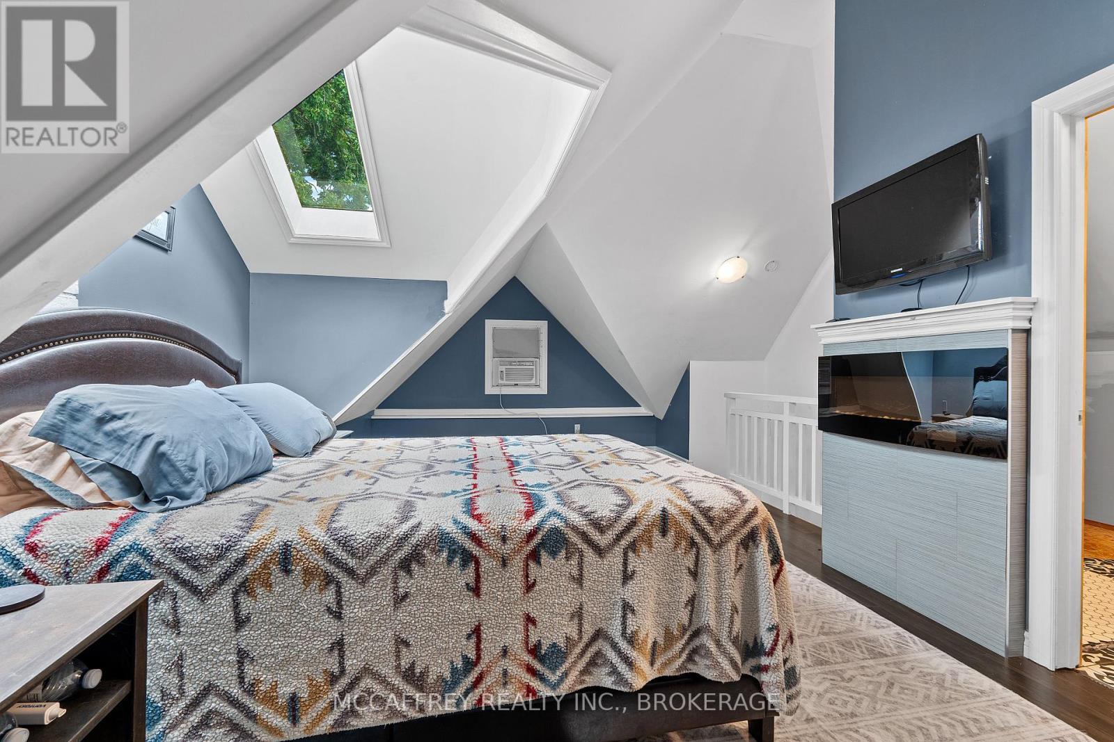 110 Adelaide Street, Front Of Leeds & Seeleys Bay, ON - Indoor Photo Showing Bedroom