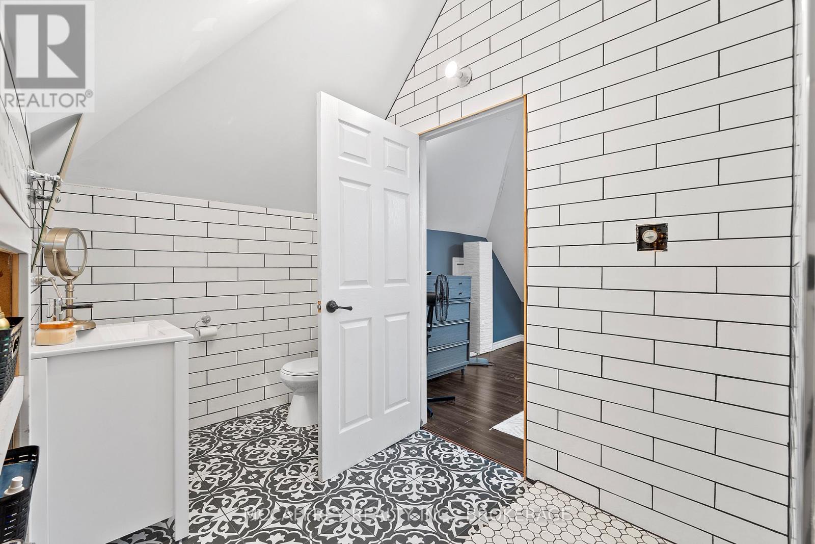 110 Adelaide Street, Front Of Leeds & Seeleys Bay, ON - Indoor