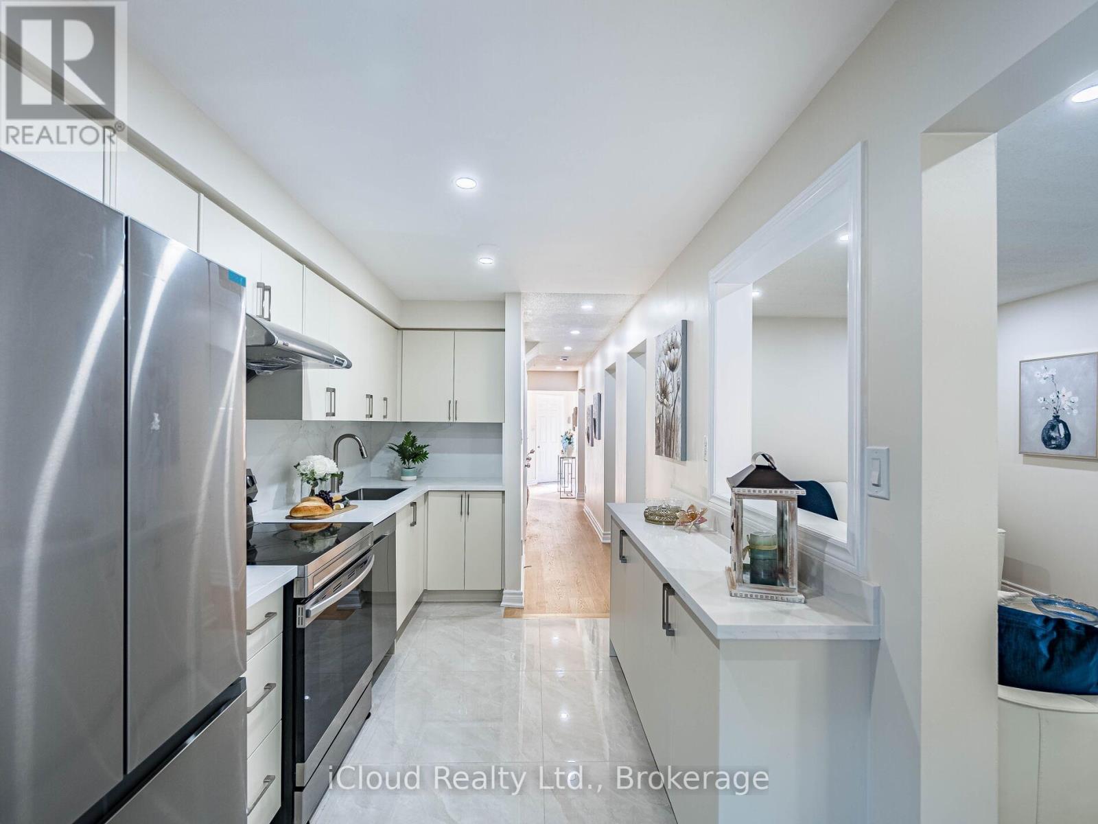 5238 Alicante Street, Mississauga, ON - Indoor Photo Showing Kitchen