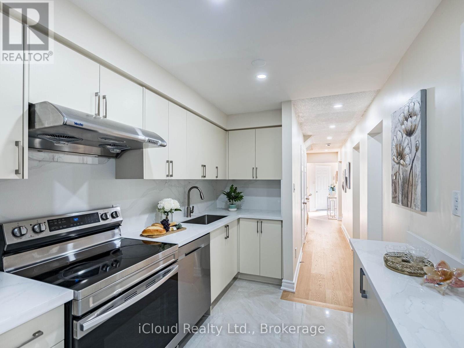 5238 Alicante Street, Mississauga, ON - Indoor Photo Showing Kitchen With Upgraded Kitchen