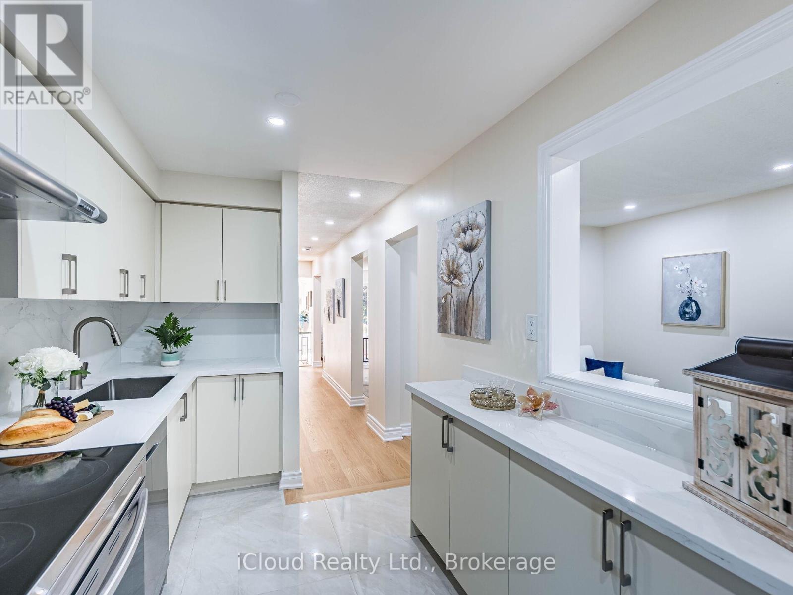 5238 Alicante Street, Mississauga, ON - Indoor Photo Showing Kitchen With Upgraded Kitchen