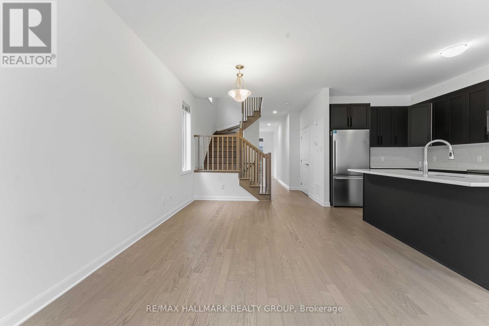 423 Silicon Way, Ottawa, ON - Indoor Photo Showing Kitchen