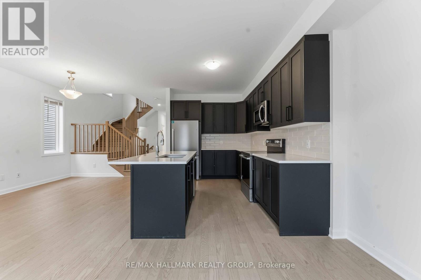 423 Silicon Way, Ottawa, ON - Indoor Photo Showing Kitchen