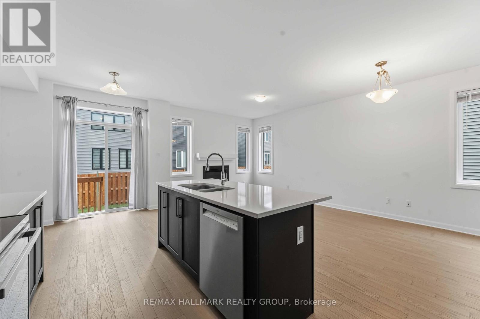 423 Silicon Way, Ottawa, ON - Indoor Photo Showing Kitchen With Double Sink