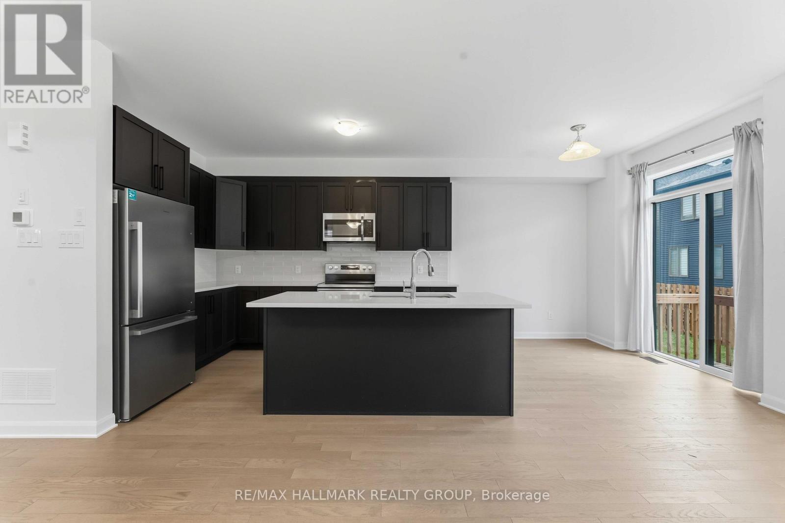 423 Silicon Way, Ottawa, ON - Indoor Photo Showing Kitchen