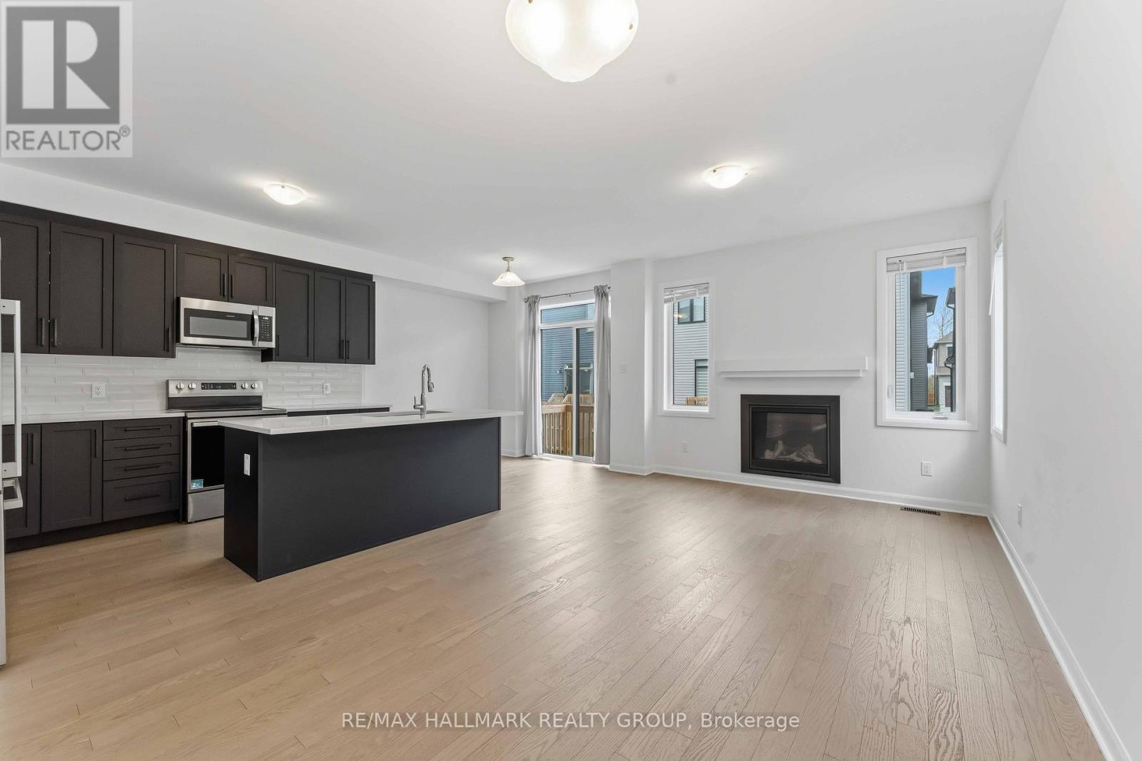 423 Silicon Way, Ottawa, ON - Indoor Photo Showing Kitchen With Fireplace With Upgraded Kitchen