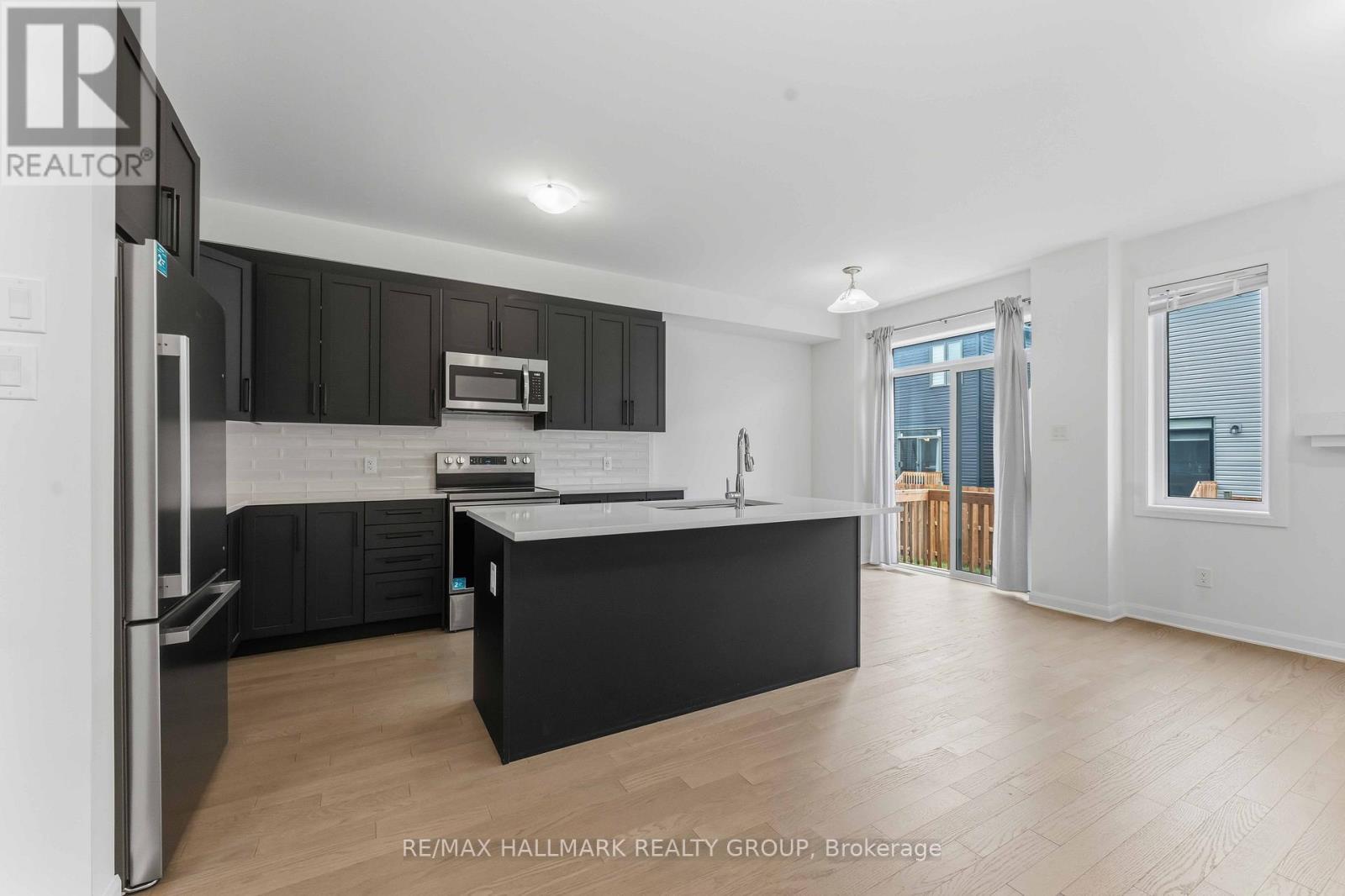 423 Silicon Way, Ottawa, ON - Indoor Photo Showing Kitchen