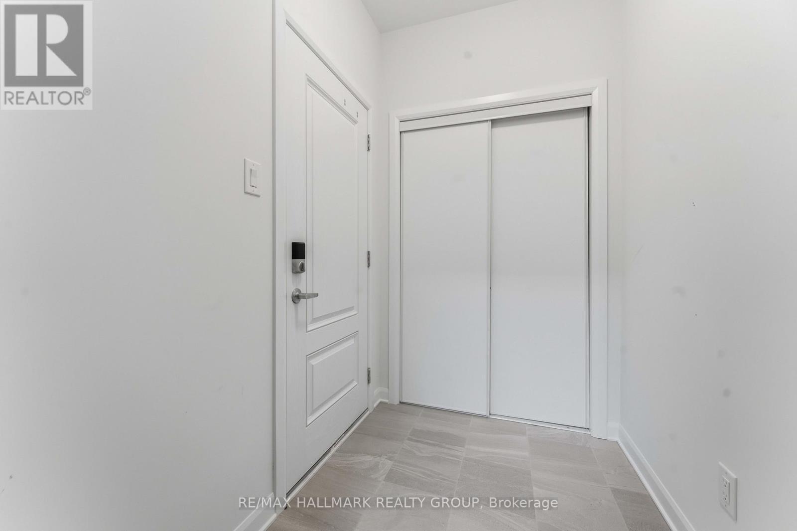 423 Silicon Way, Ottawa, ON - Indoor Photo Showing Other Room