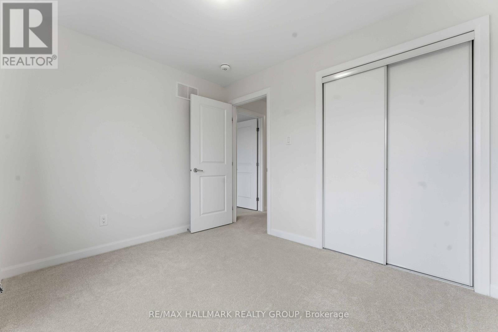 423 Silicon Way, Ottawa, ON - Indoor Photo Showing Other Room