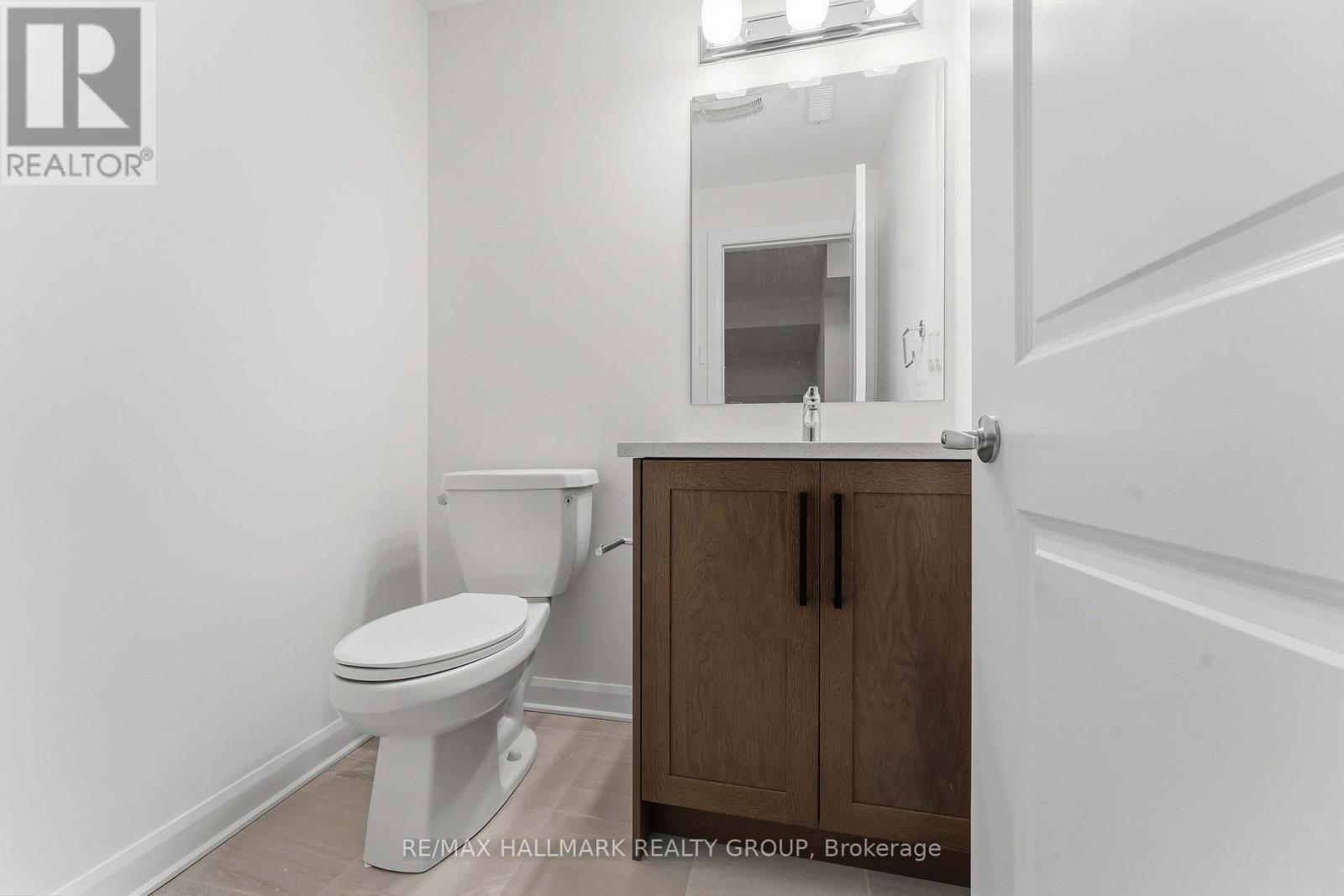 423 Silicon Way, Ottawa, ON - Indoor Photo Showing Bathroom