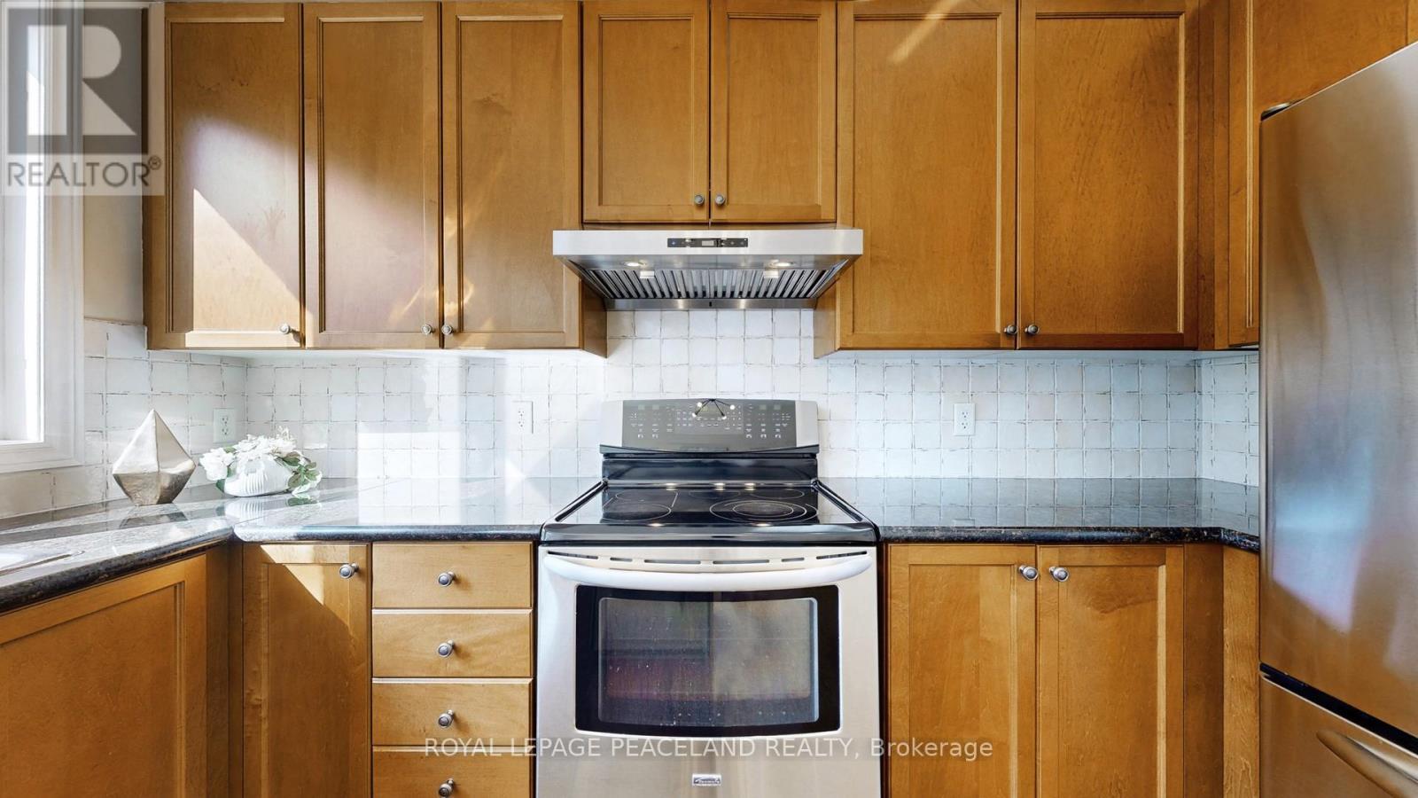 15 Westolivia Trail, Vaughan, ON - Indoor Photo Showing Kitchen