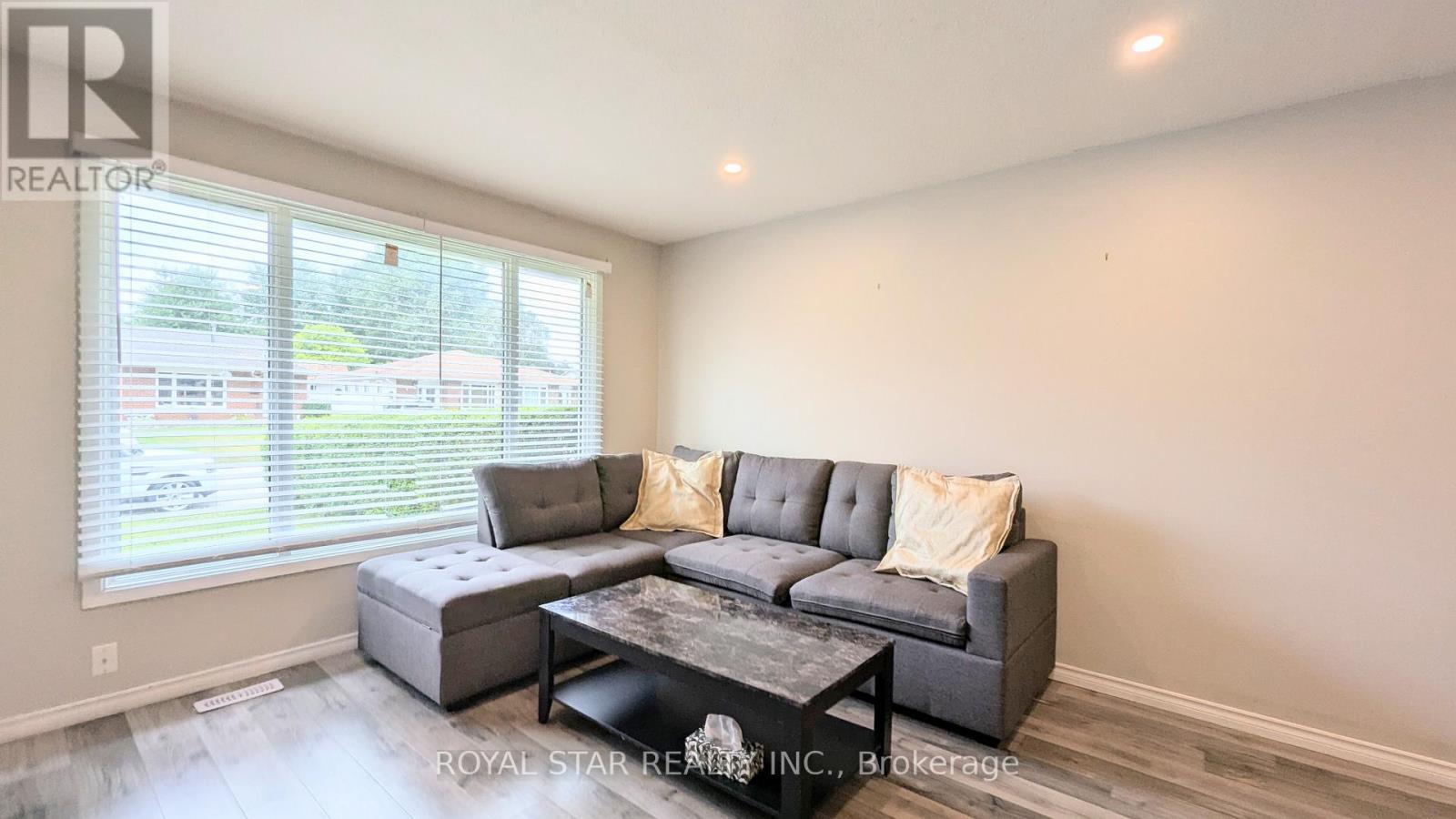 42 Witty Avenue, Ingersoll, ON - Indoor Photo Showing Living Room