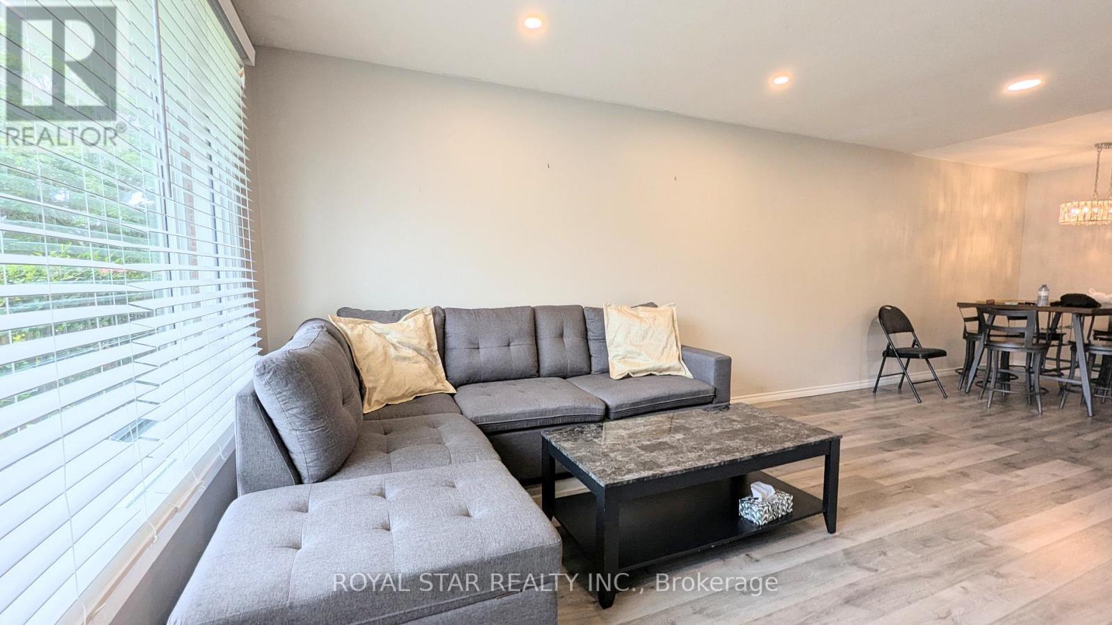42 Witty Avenue, Ingersoll, ON - Indoor Photo Showing Living Room
