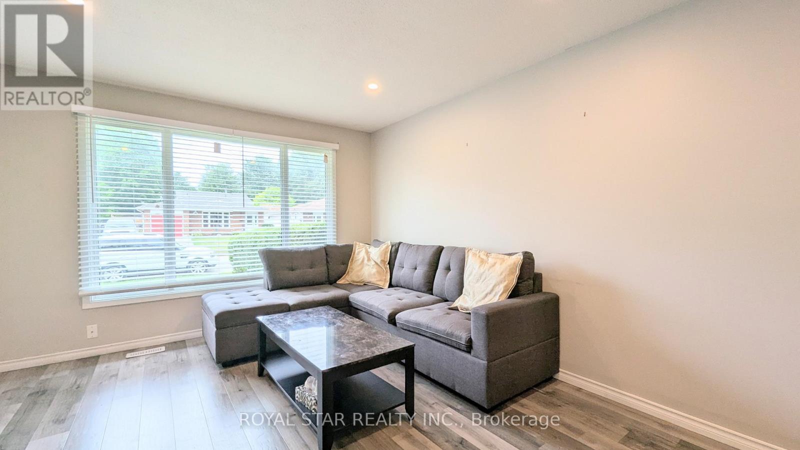 42 Witty Avenue, Ingersoll, ON - Indoor Photo Showing Living Room