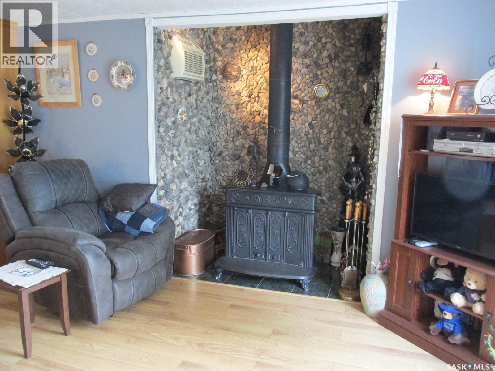 1118 Birch Avenue, Tobin Lake, SK - Indoor Photo Showing Living Room