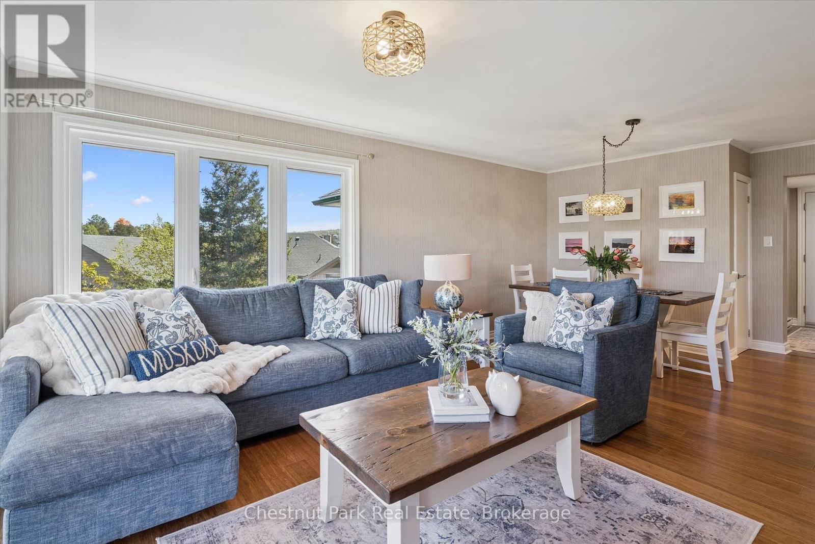 Completely turnkey with Simply Cottage decor! - 31-303 - 1235 Deerhurst Drive, Huntsville (Chaffey), ON - Indoor Photo Showing Living Room