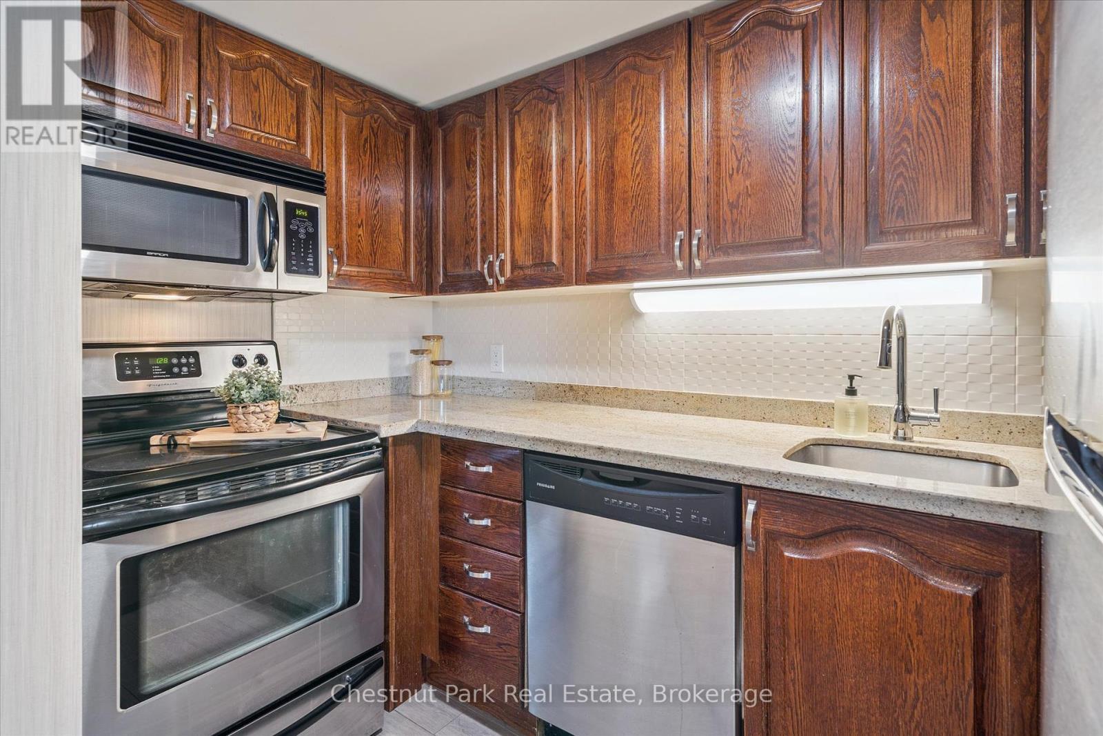 Cozy kitchen, stainless appliances, great storage - 31-303 - 1235 Deerhurst Drive, Huntsville (Chaffey), ON - Indoor Photo Showing Kitchen