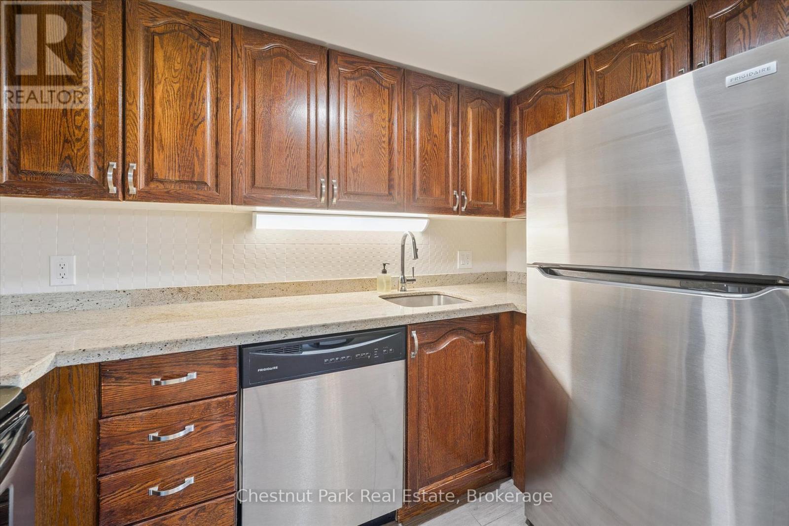 Lots of storage and counter prep space - 31-303 - 1235 Deerhurst Drive, Huntsville (Chaffey), ON - Indoor Photo Showing Kitchen