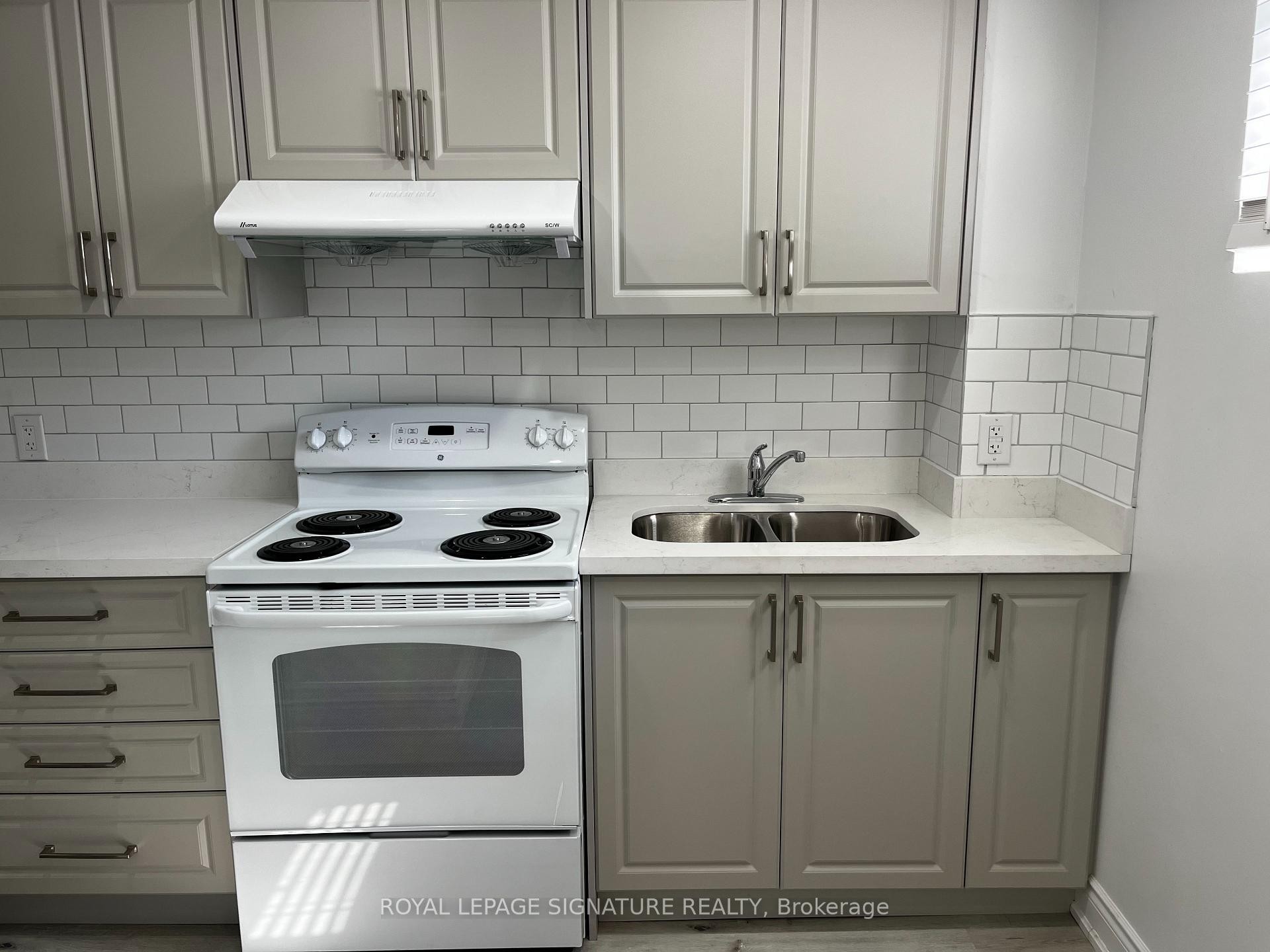 21 Sewells Lane, Brampton, ON - Indoor Photo Showing Kitchen With Double Sink