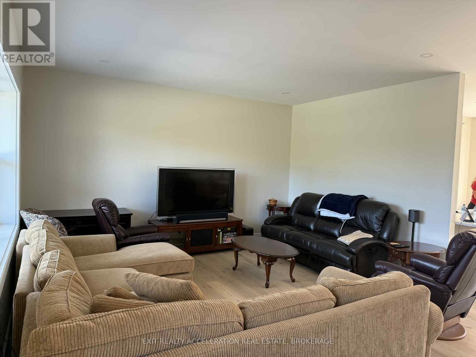 842 County Road 9, Greater Napanee, ON - Indoor Photo Showing Living Room