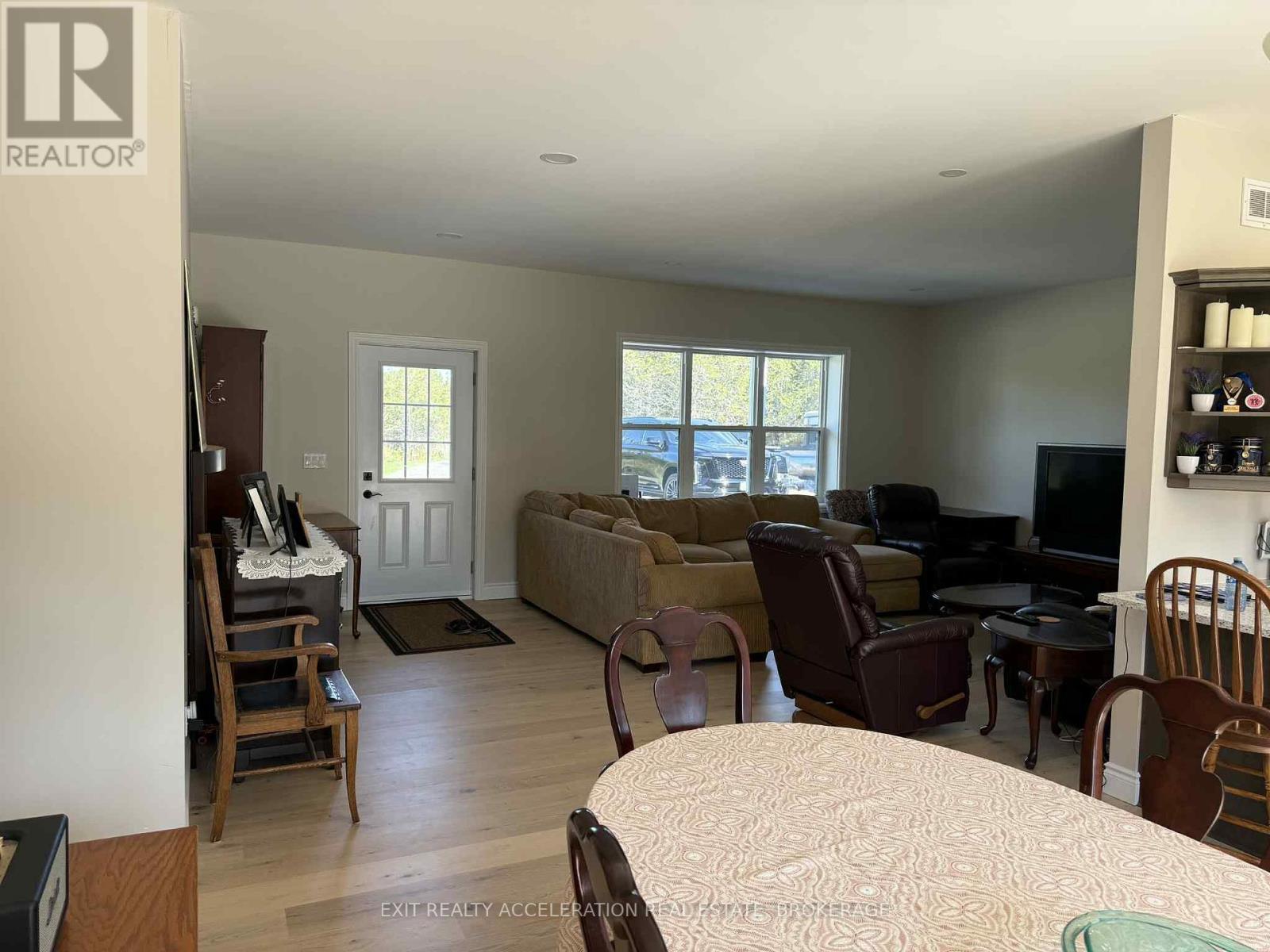 842 County Road 9, Greater Napanee, ON - Indoor Photo Showing Living Room