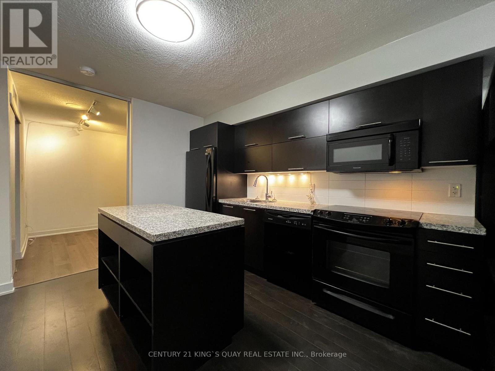 407 - 126 Simcoe Street, Toronto, ON - Indoor Photo Showing Kitchen