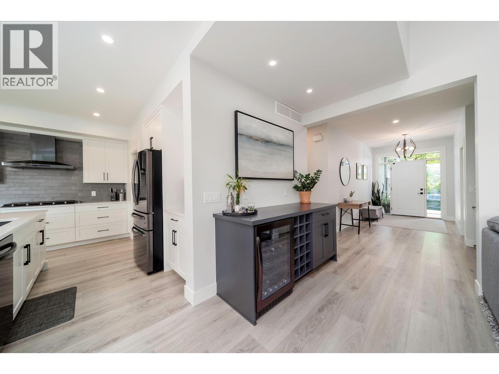 154 Echo Ridge Drive, Kelowna, BC - Indoor Photo Showing Kitchen With Upgraded Kitchen