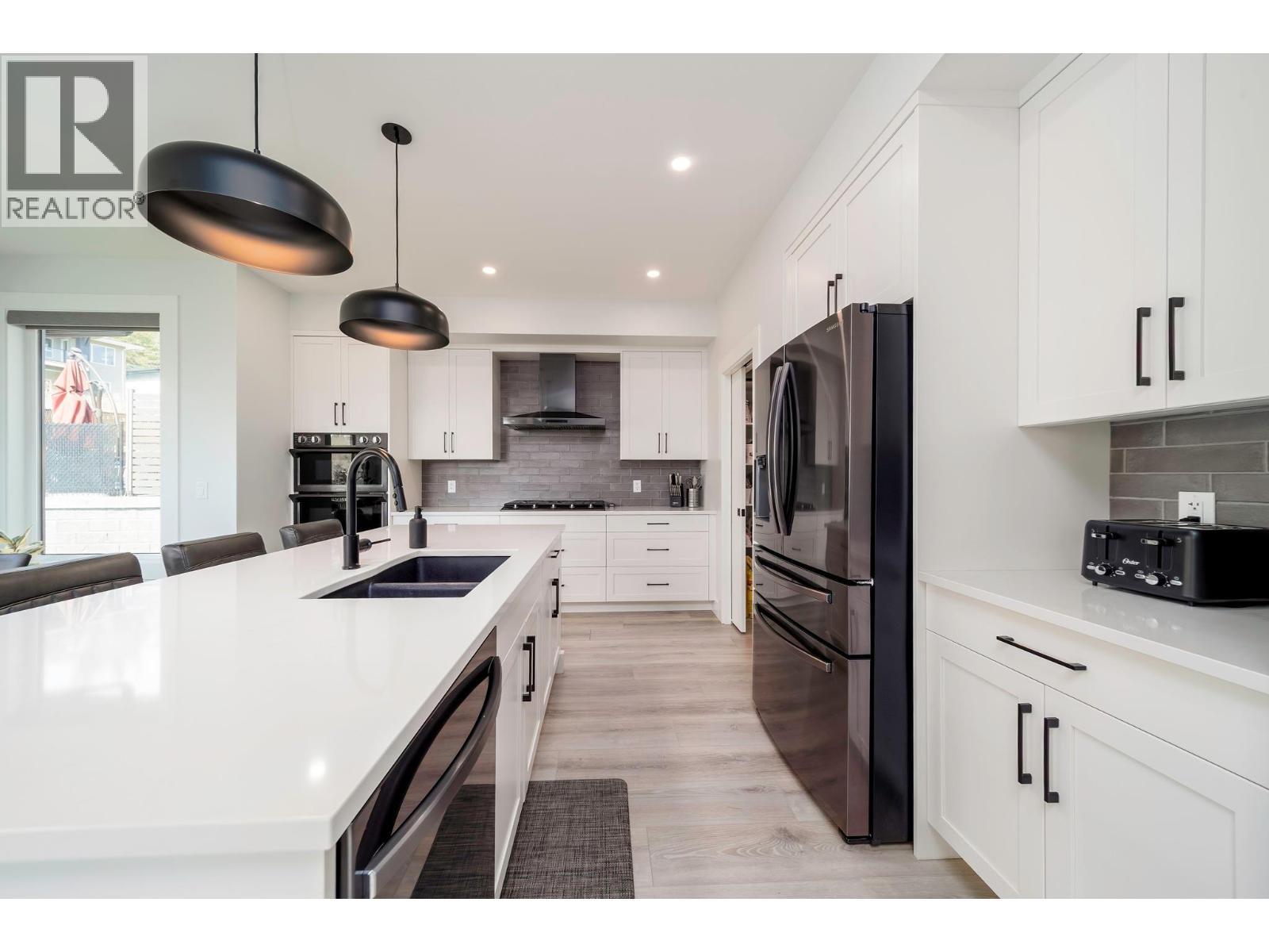 154 Echo Ridge Drive, Kelowna, BC - Indoor Photo Showing Kitchen With Double Sink With Upgraded Kitchen