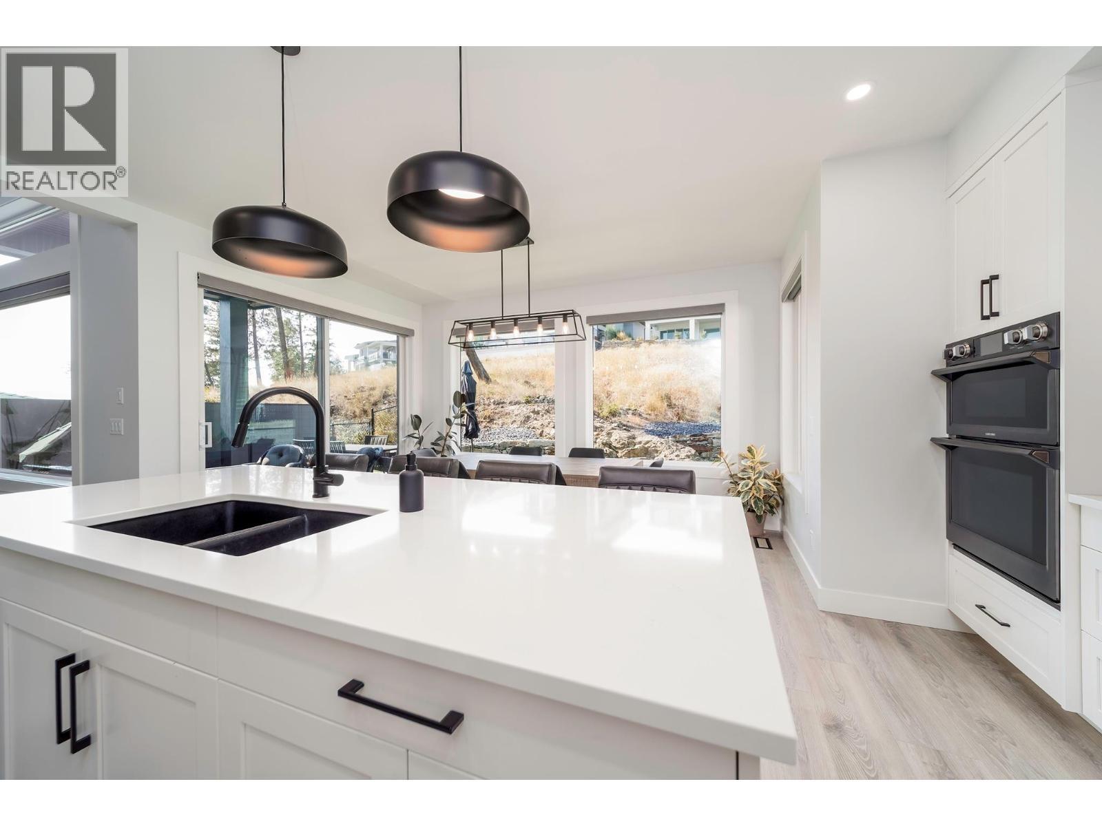 154 Echo Ridge Drive, Kelowna, BC - Indoor Photo Showing Kitchen With Double Sink