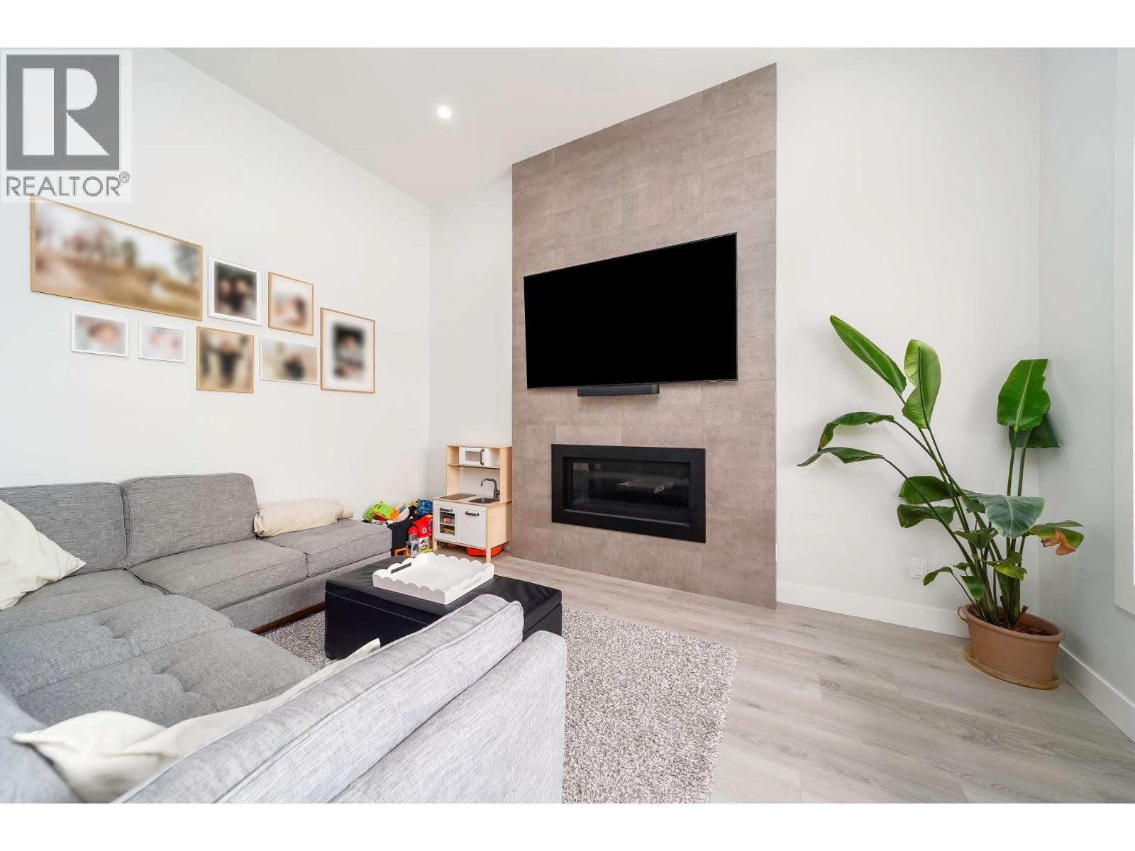 154 Echo Ridge Drive, Kelowna, BC - Indoor Photo Showing Living Room With Fireplace