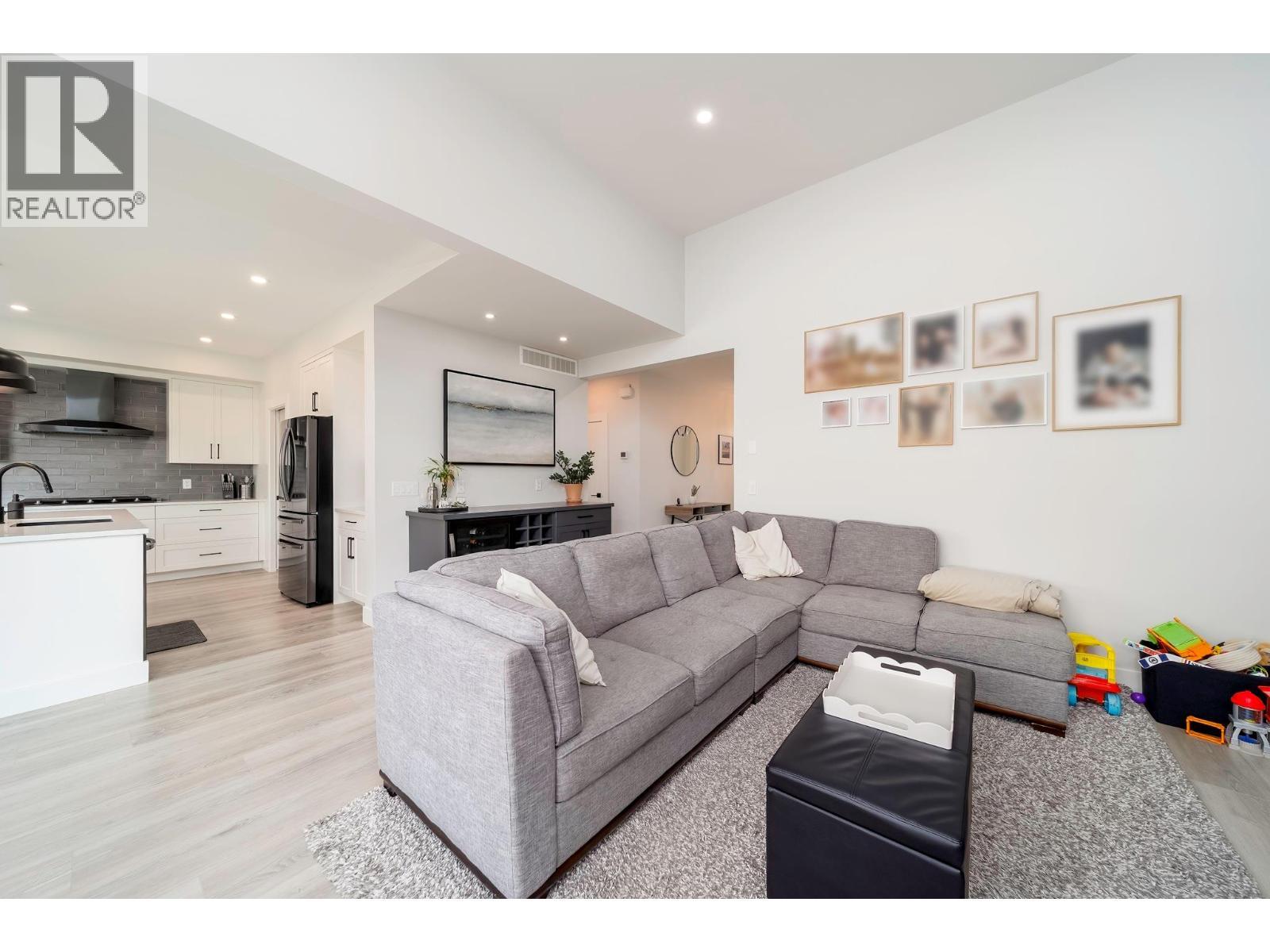 154 Echo Ridge Drive, Kelowna, BC - Indoor Photo Showing Living Room