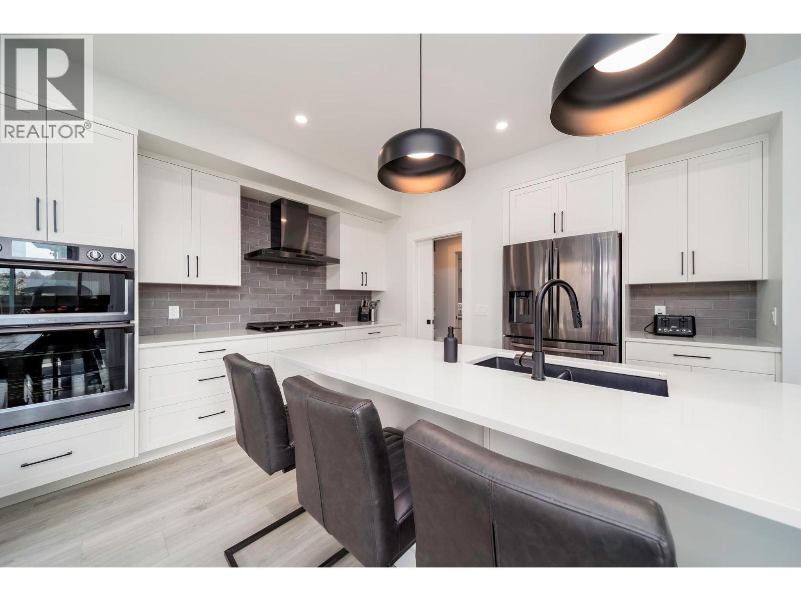 154 Echo Ridge Drive, Kelowna, BC - Indoor Photo Showing Kitchen With Upgraded Kitchen