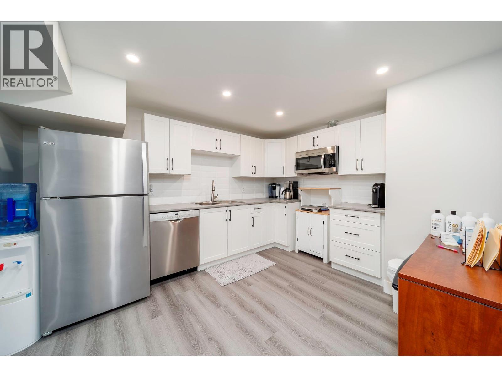 legal suite - 154 Echo Ridge Drive, Kelowna, BC - Indoor Photo Showing Kitchen