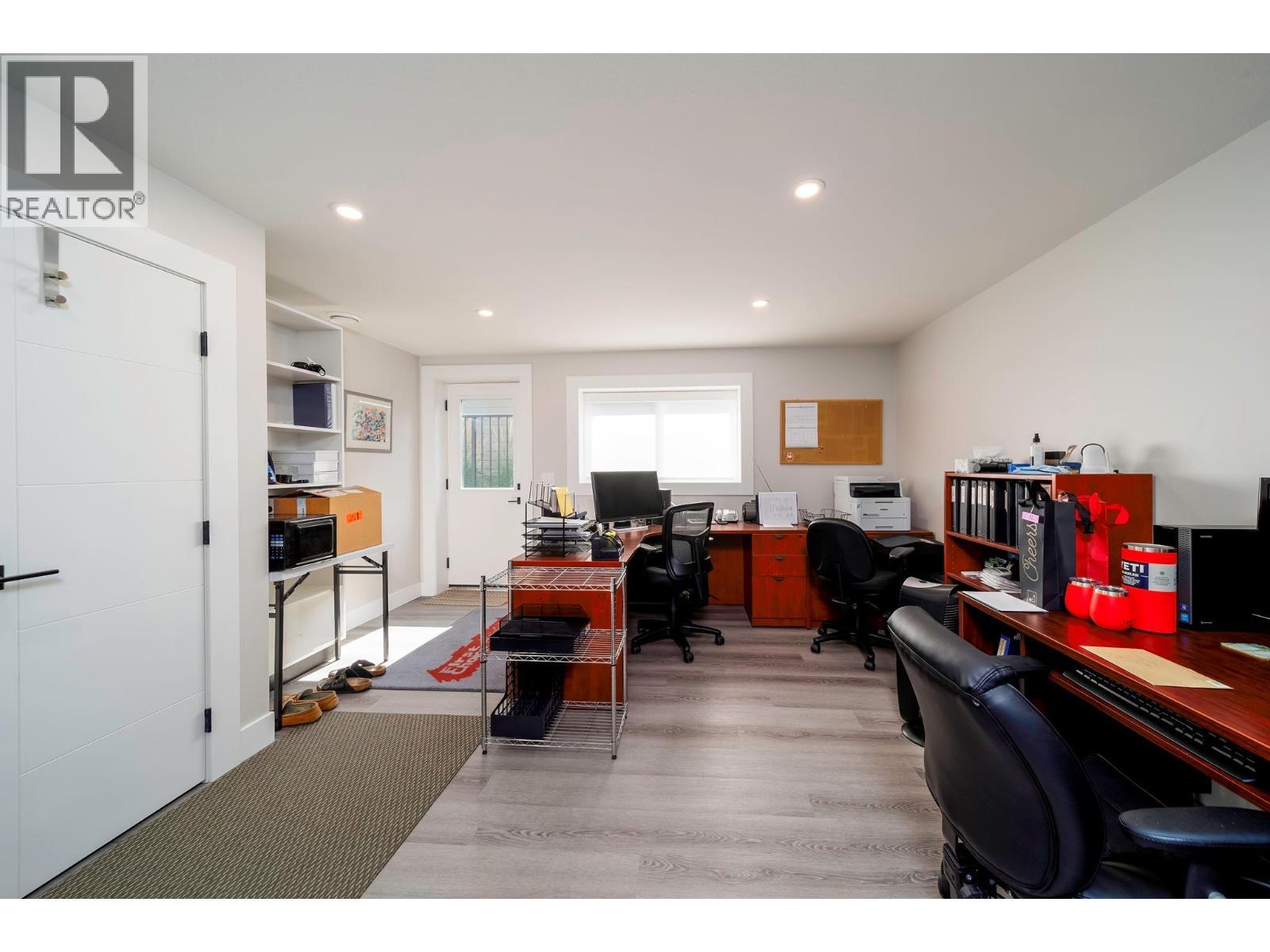 living room suite - 154 Echo Ridge Drive, Kelowna, BC - Indoor