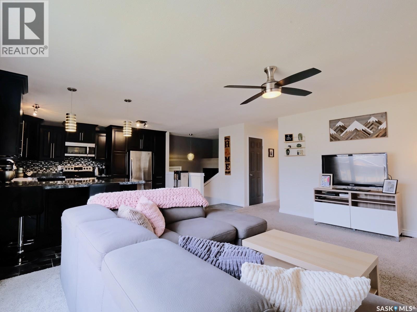 106 8Th Avenue W, Biggar, SK - Indoor Photo Showing Living Room