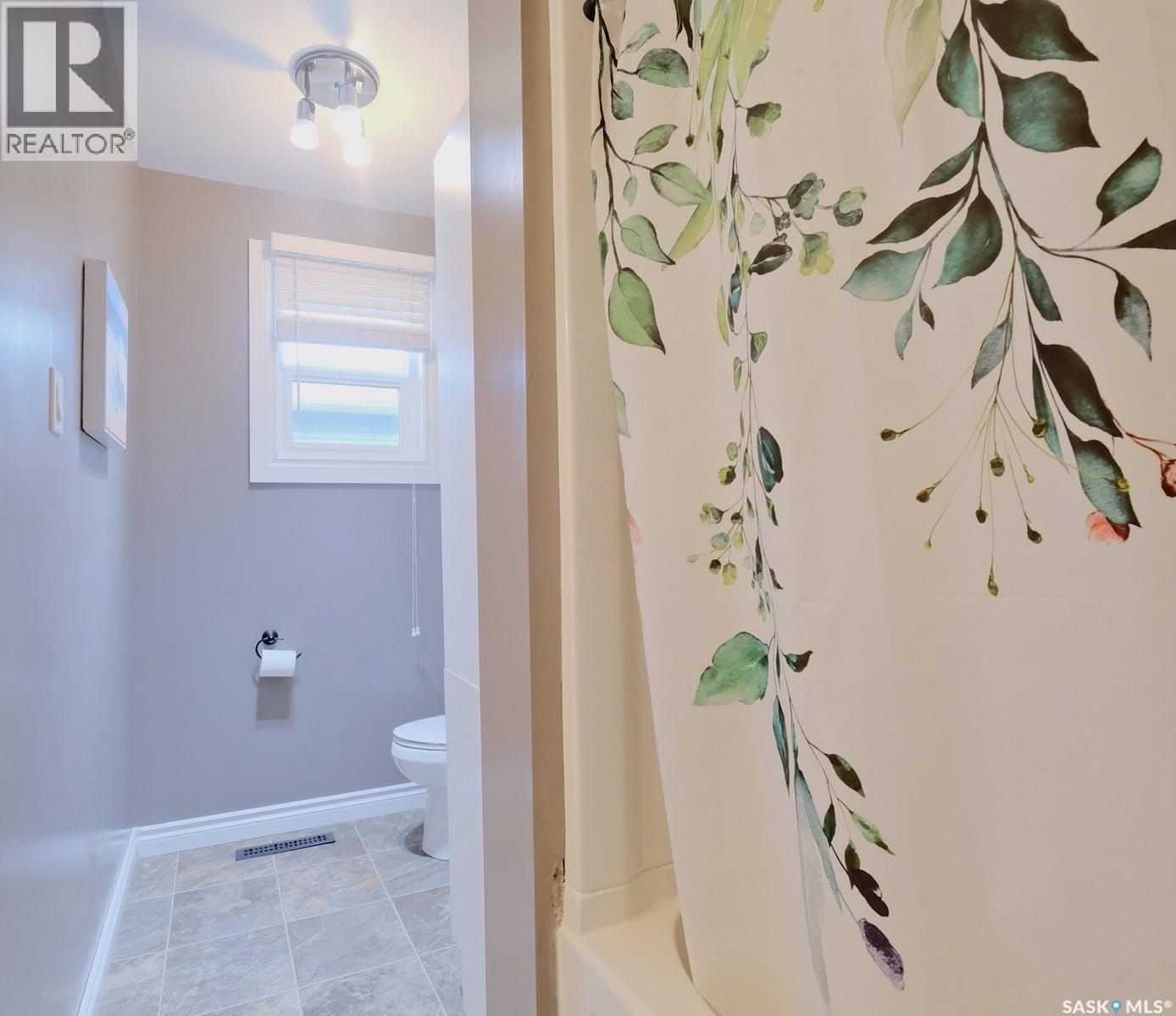106 8Th Avenue W, Biggar, SK - Indoor Photo Showing Bathroom