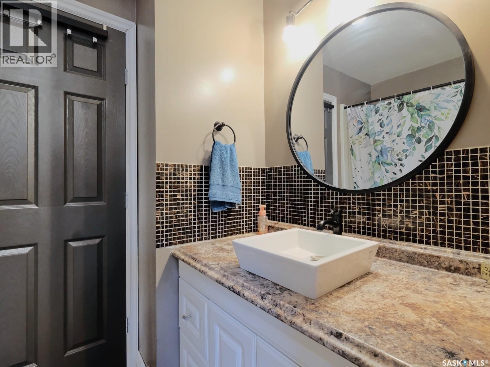 106 8Th Avenue W, Biggar, SK - Indoor Photo Showing Bathroom