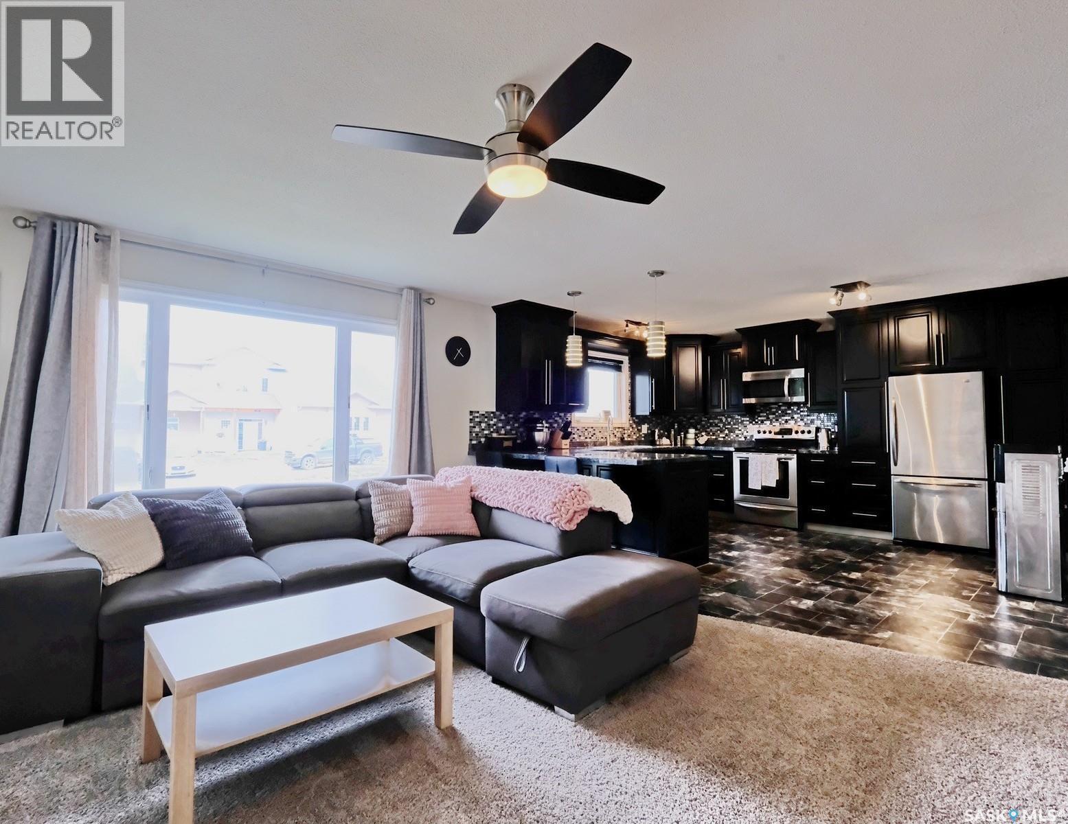 106 8Th Avenue W, Biggar, SK - Indoor Photo Showing Living Room