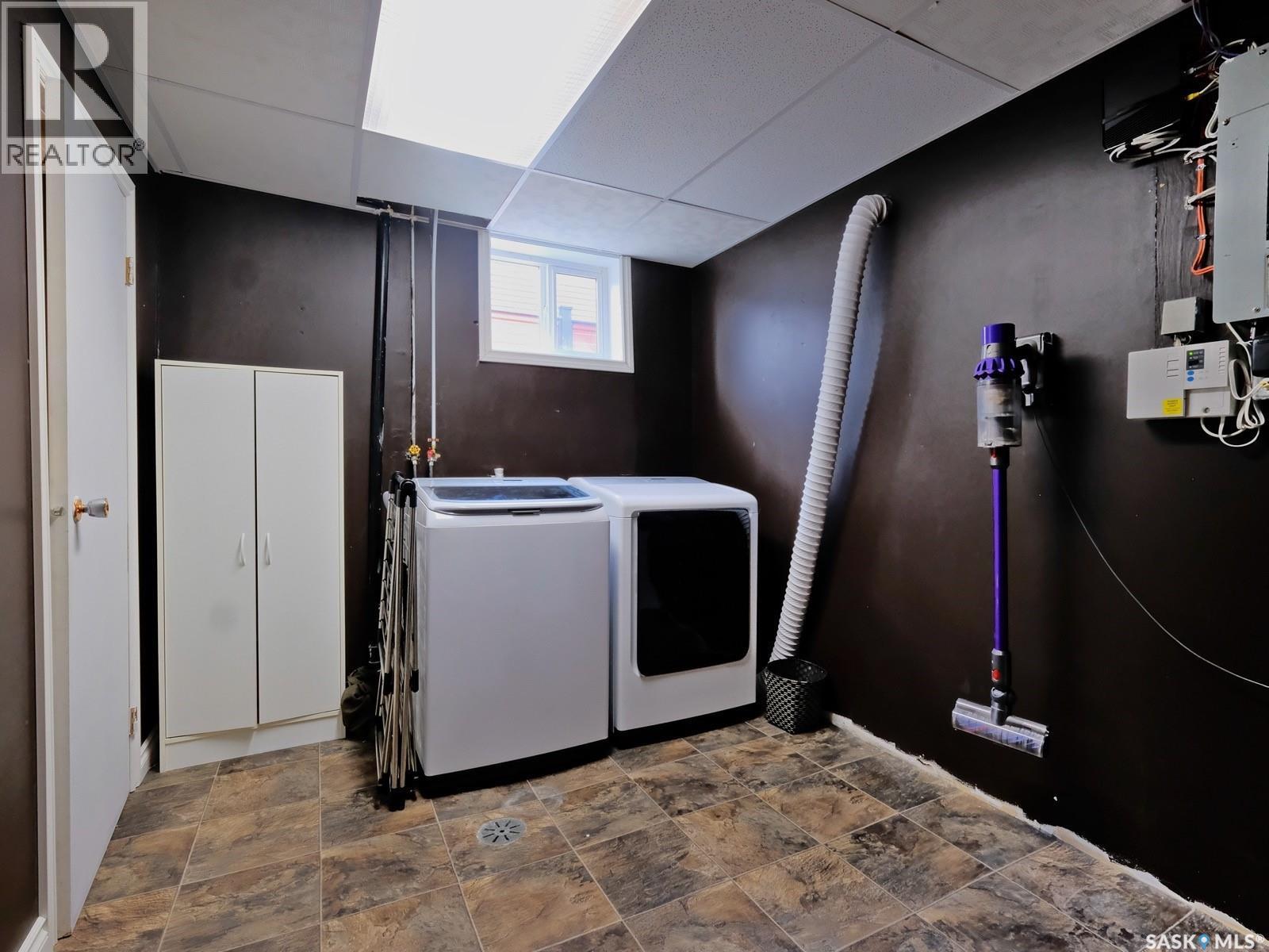 106 8Th Avenue W, Biggar, SK - Indoor Photo Showing Laundry Room