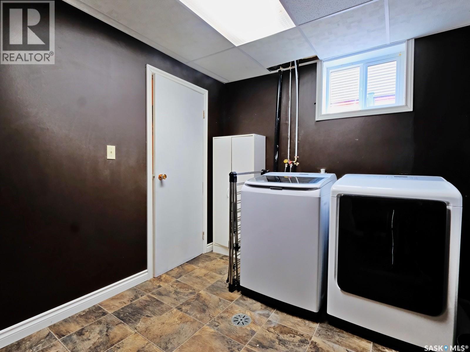 106 8Th Avenue W, Biggar, SK - Indoor Photo Showing Laundry Room