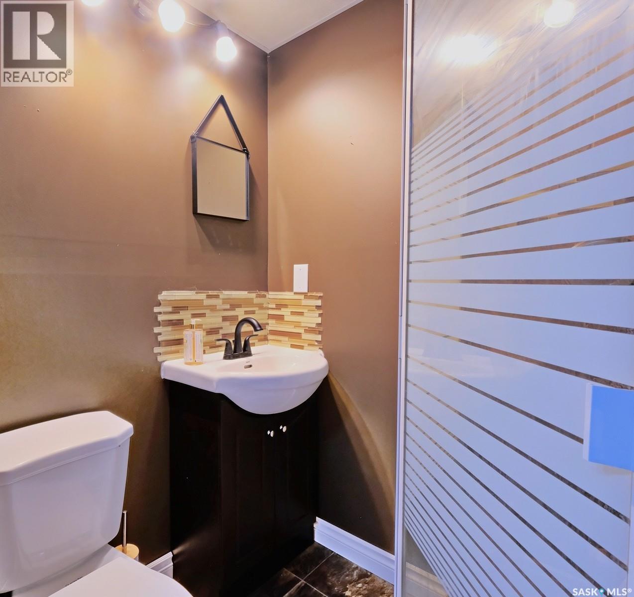 106 8Th Avenue W, Biggar, SK - Indoor Photo Showing Bathroom