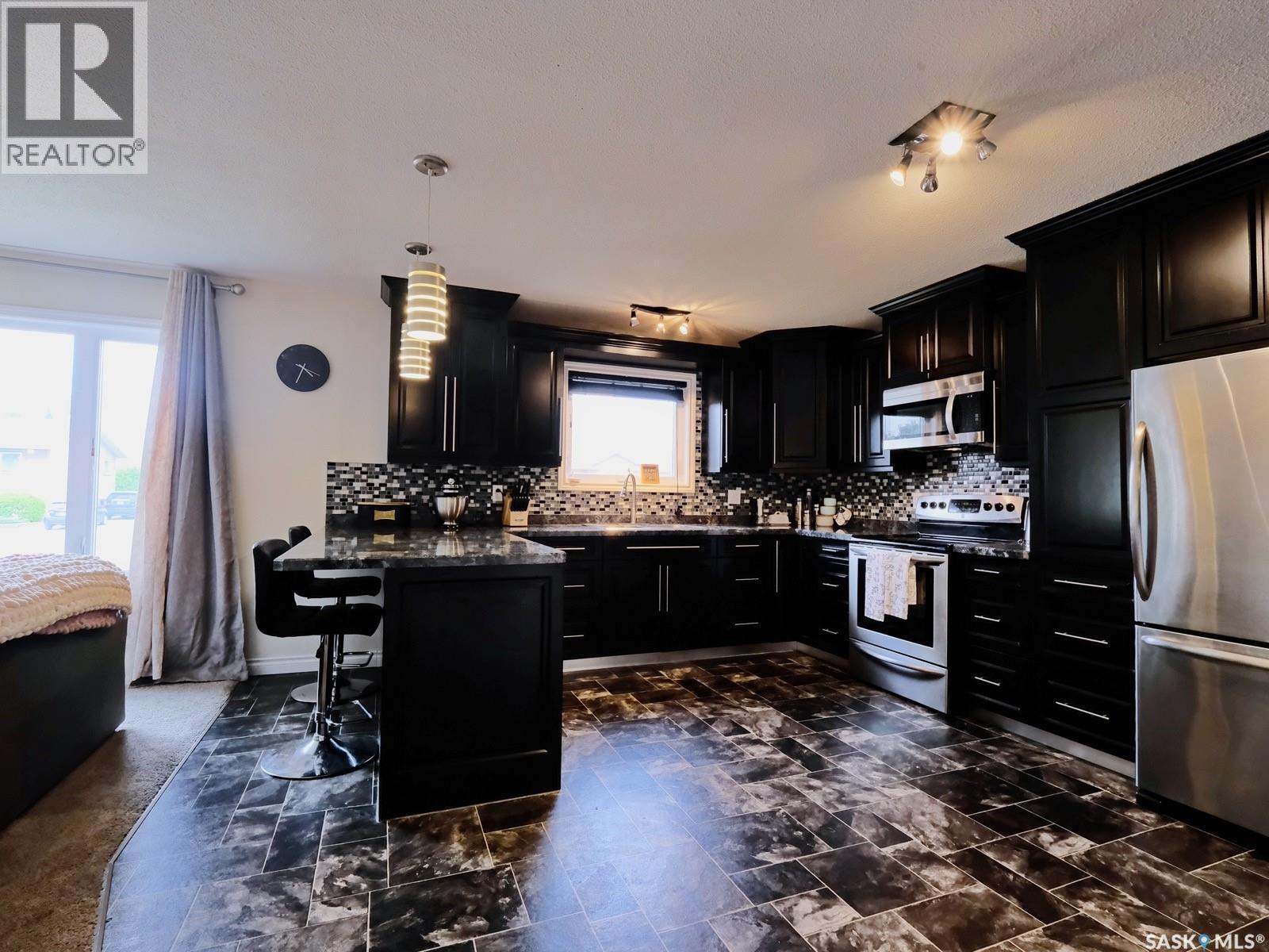 106 8Th Avenue W, Biggar, SK - Indoor Photo Showing Kitchen With Upgraded Kitchen