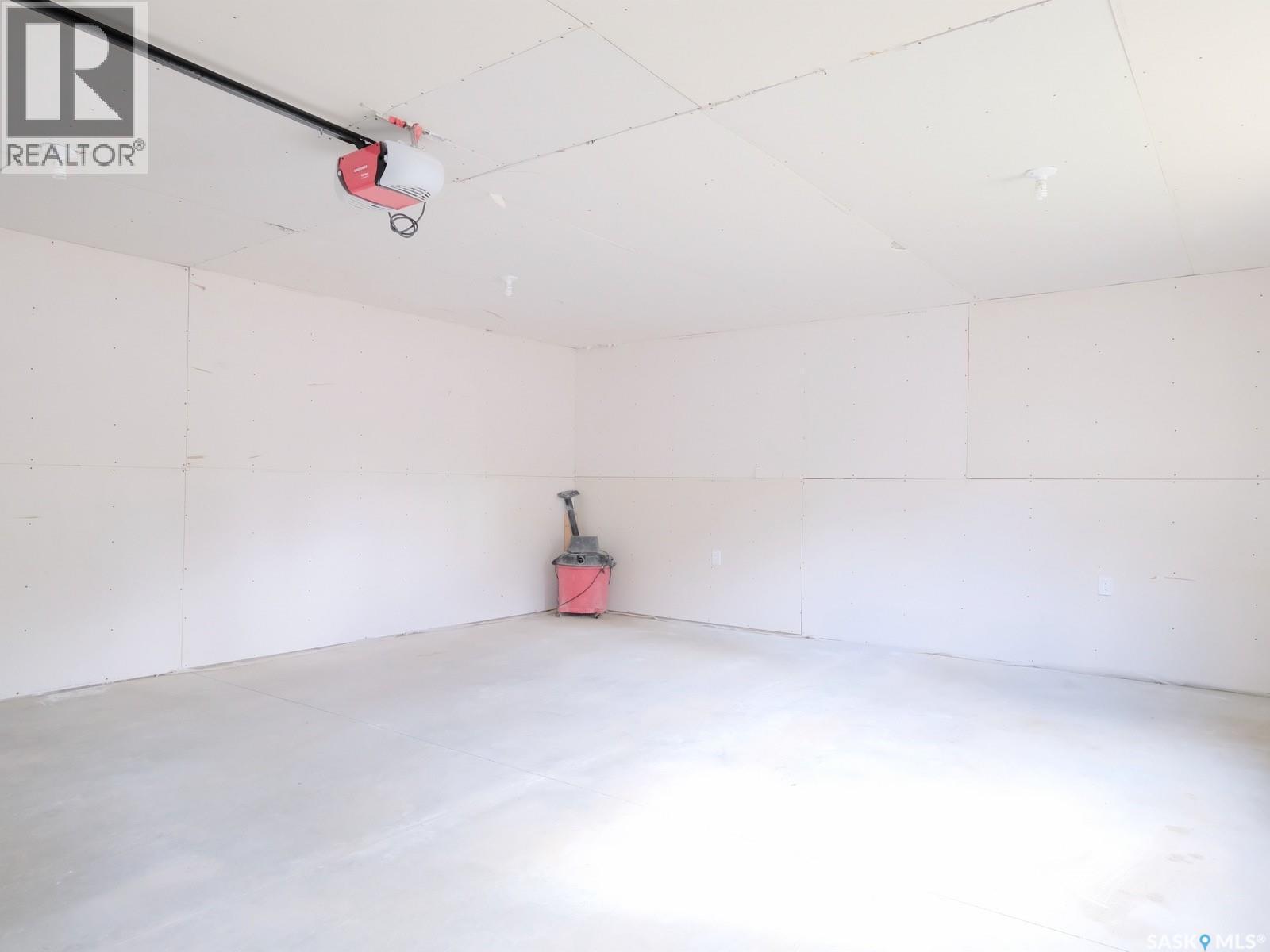 106 8Th Avenue W, Biggar, SK - Indoor