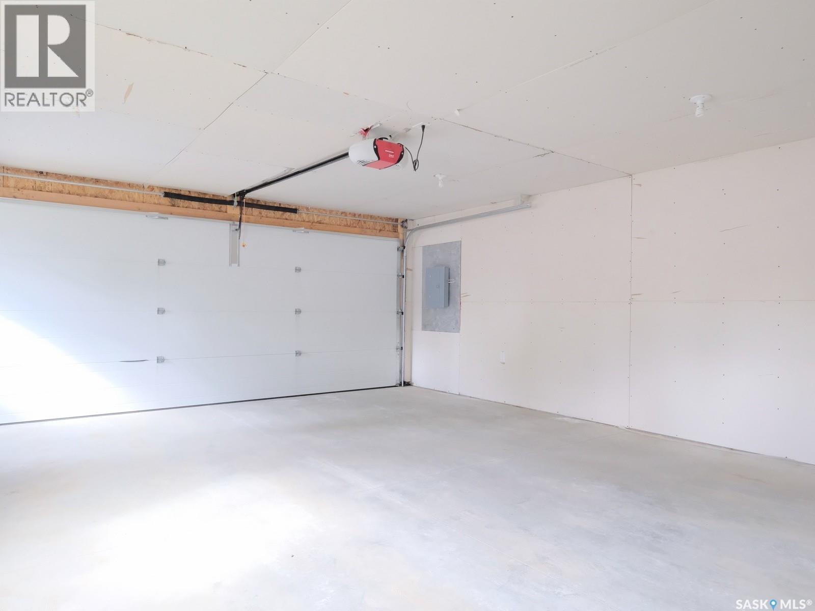 106 8Th Avenue W, Biggar, SK - Indoor Photo Showing Garage