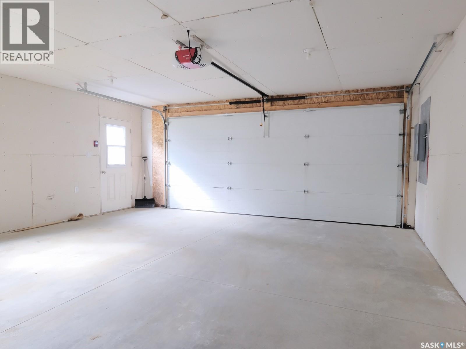 106 8Th Avenue W, Biggar, SK - Indoor Photo Showing Garage